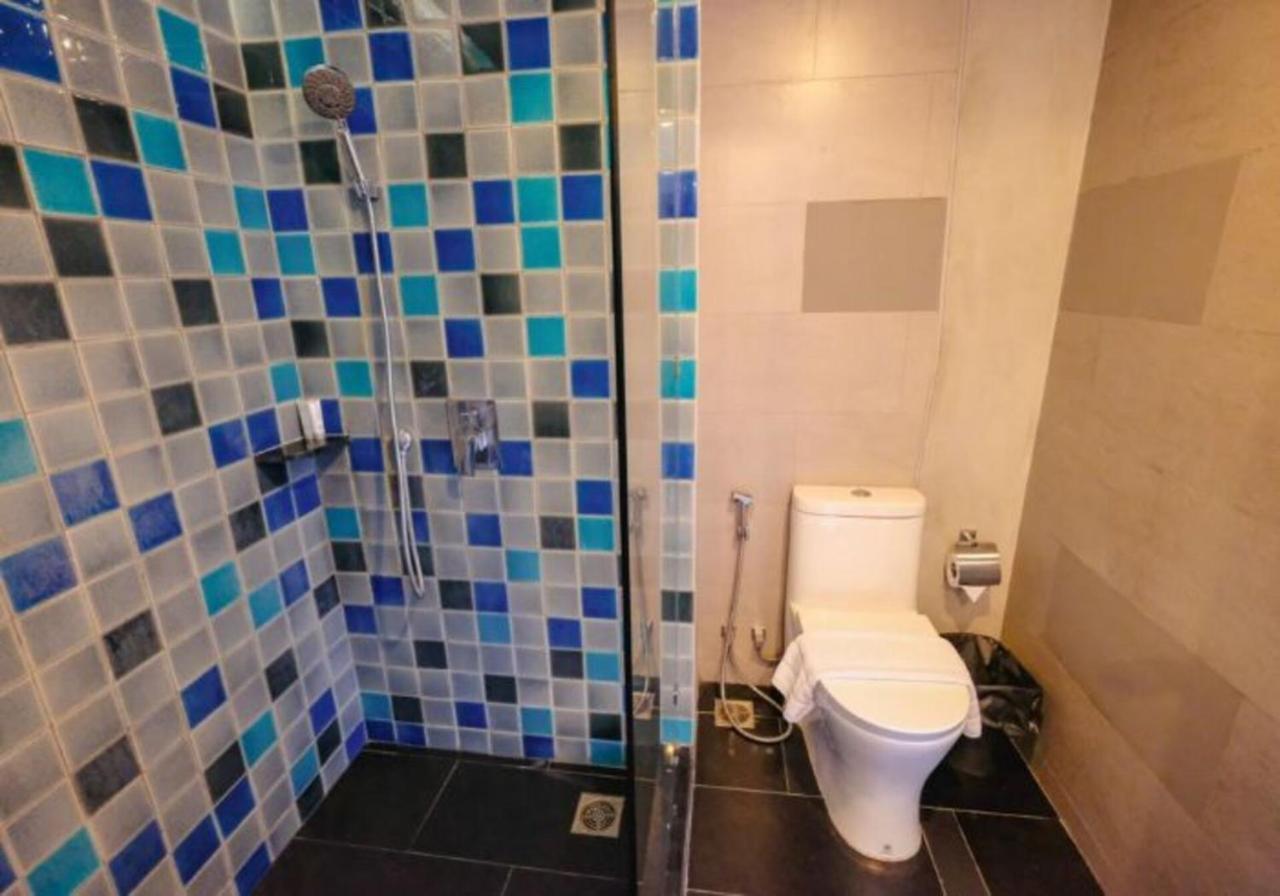 Mad Monkey Phuket Hostel Patong Kültér fotó