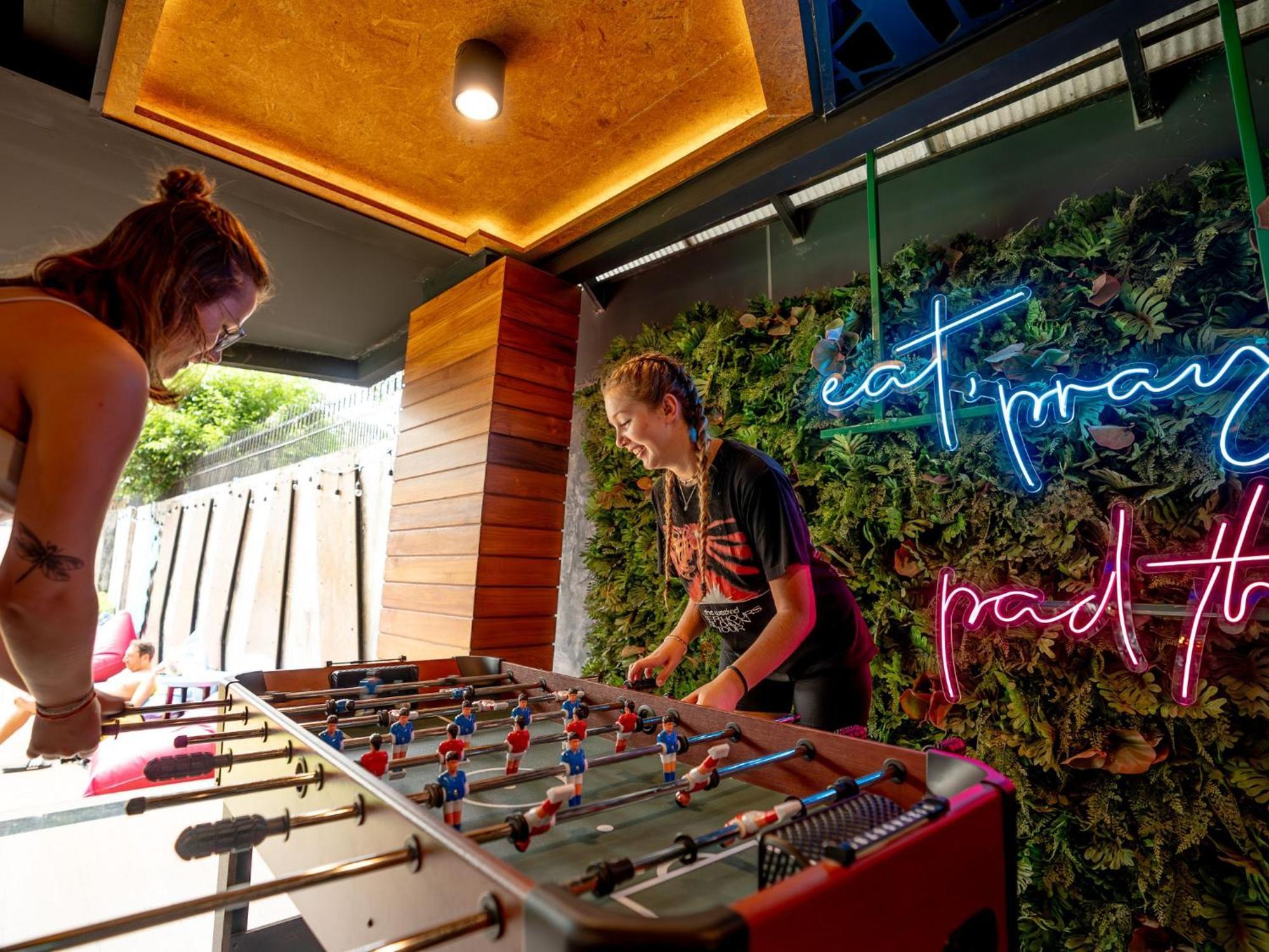 Mad Monkey Phuket Hostel Patong Kültér fotó