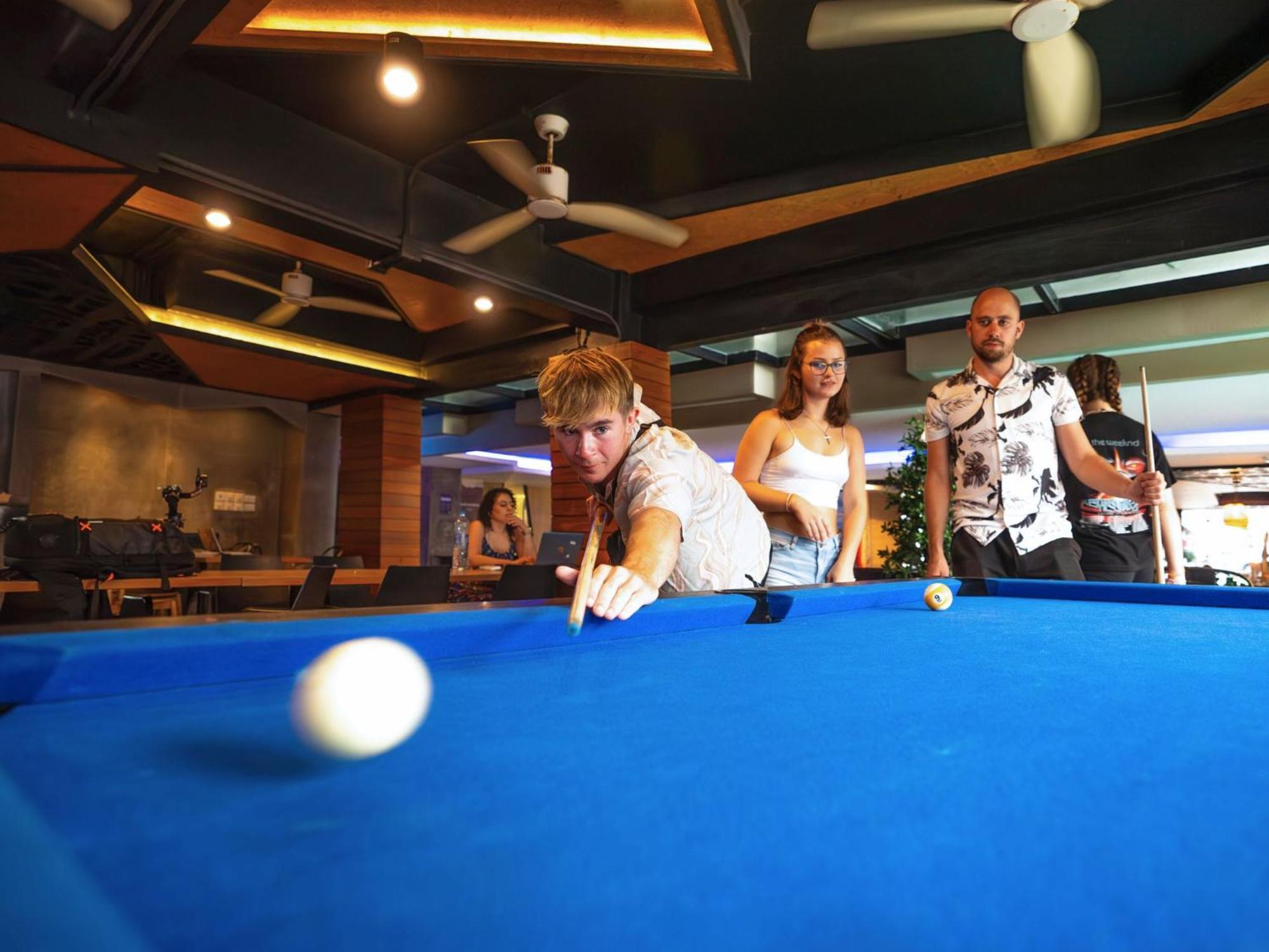 Mad Monkey Phuket Hostel Patong Kültér fotó