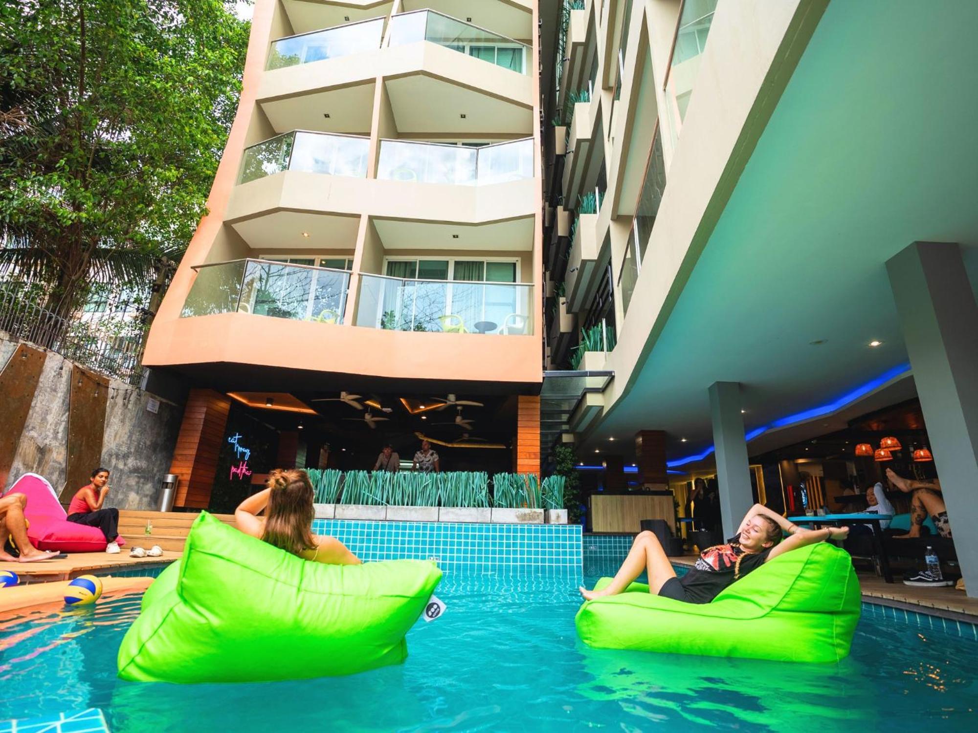 Mad Monkey Phuket Hostel Patong Kültér fotó