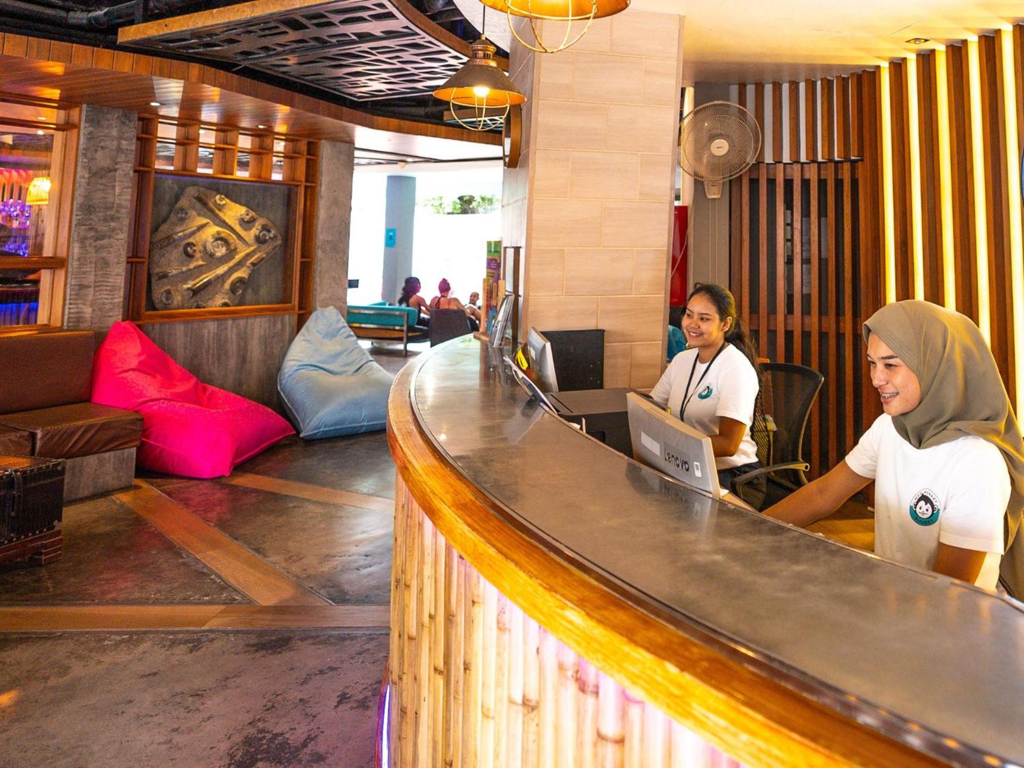 Mad Monkey Phuket Hostel Patong Kültér fotó