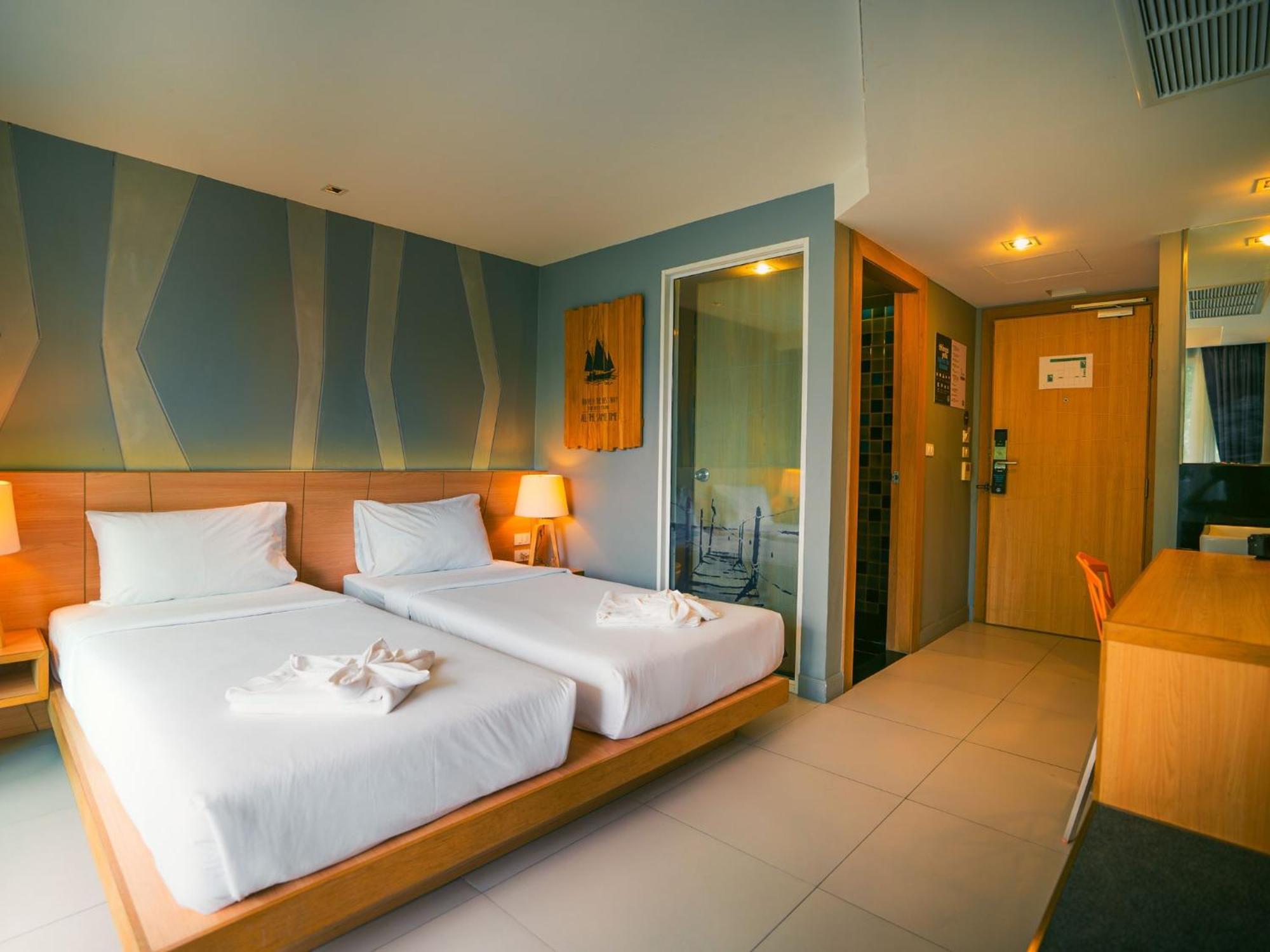 Mad Monkey Phuket Hostel Patong Kültér fotó
