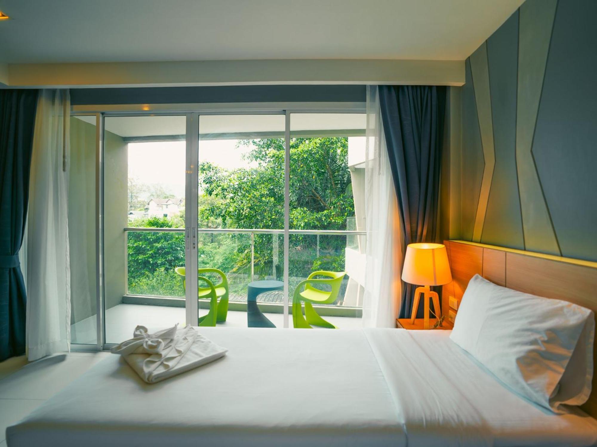 Mad Monkey Phuket Hostel Patong Kültér fotó