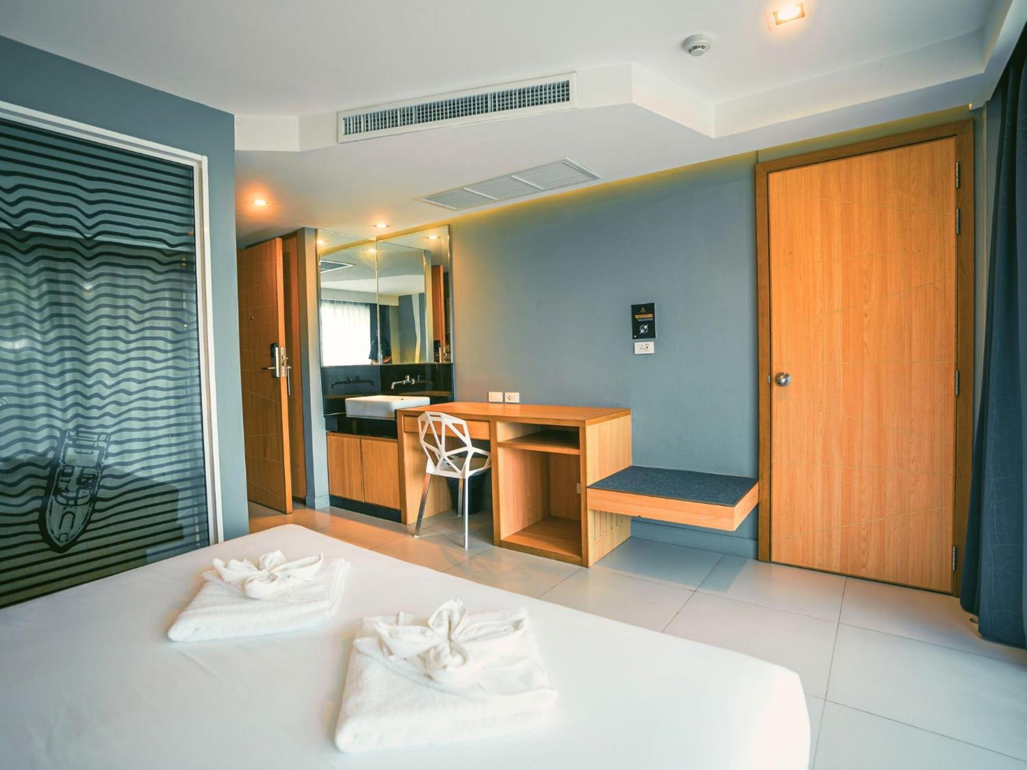 Mad Monkey Phuket Hostel Patong Kültér fotó