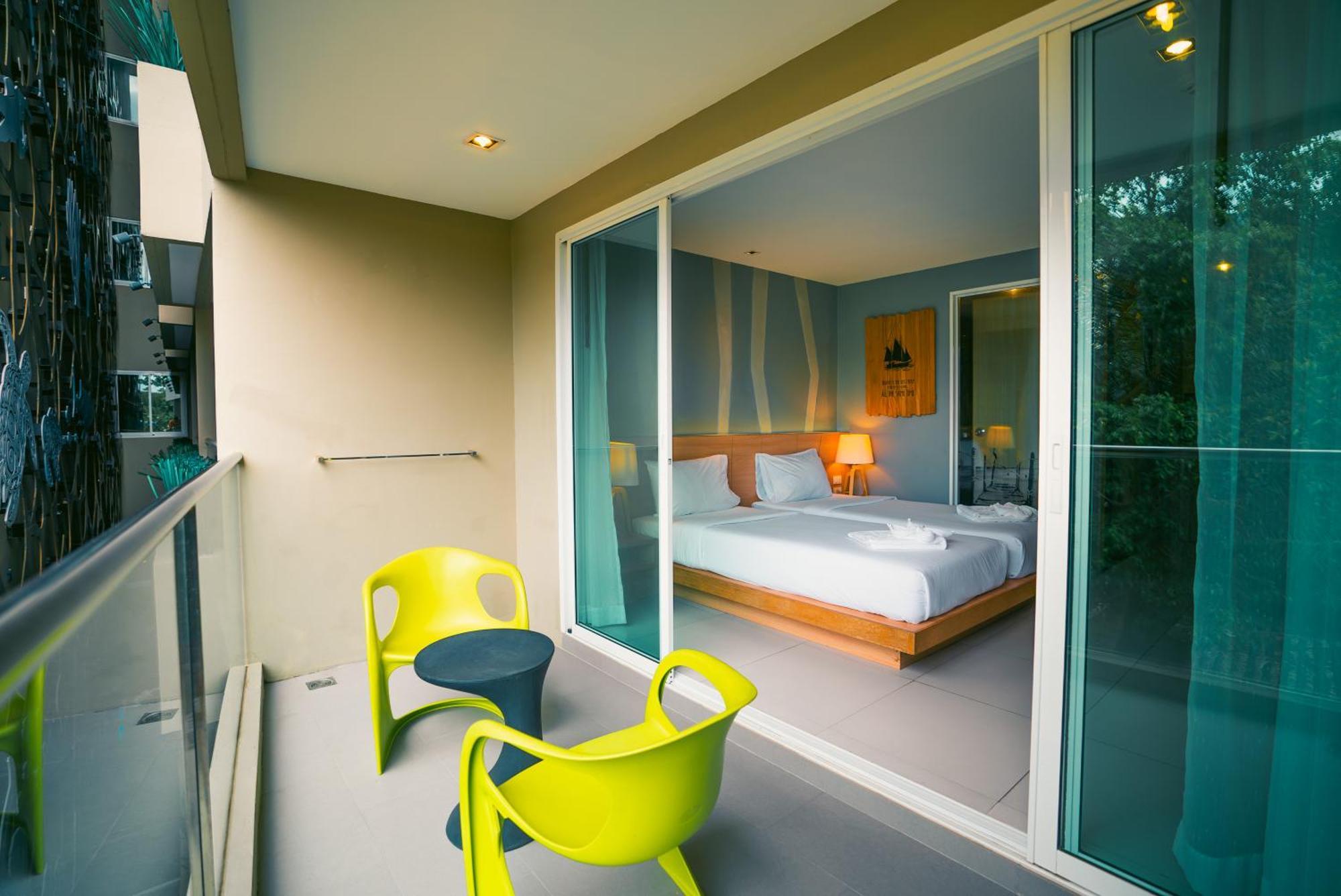 Mad Monkey Phuket Hostel Patong Kültér fotó