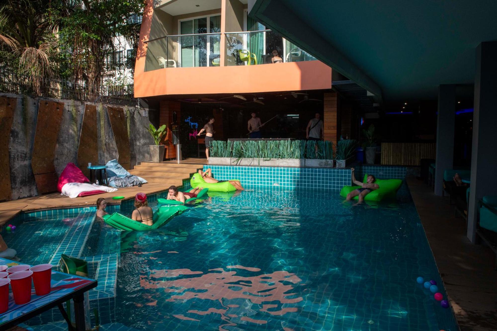 Mad Monkey Phuket Hostel Patong Kültér fotó