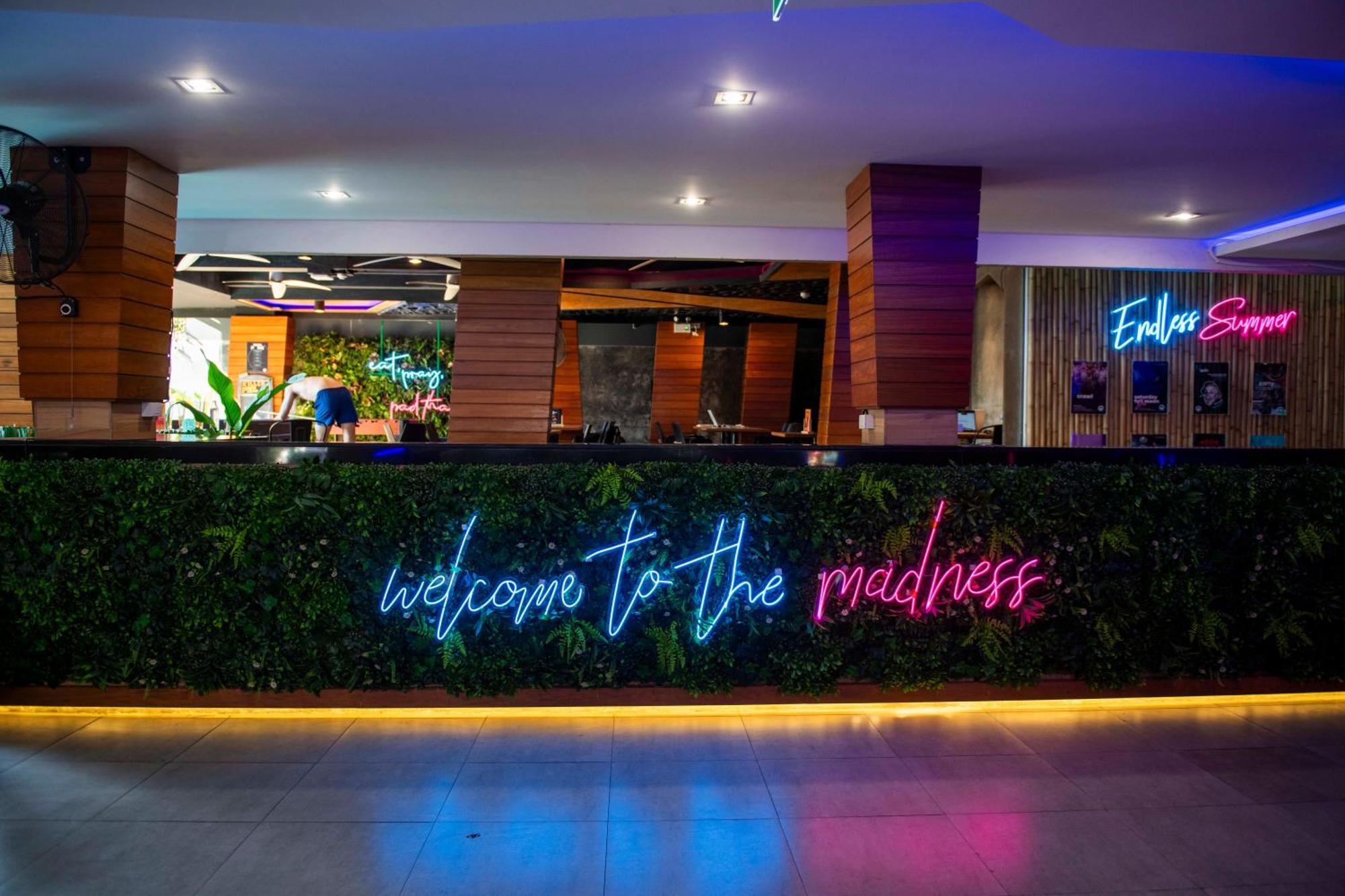 Mad Monkey Phuket Hostel Patong Kültér fotó