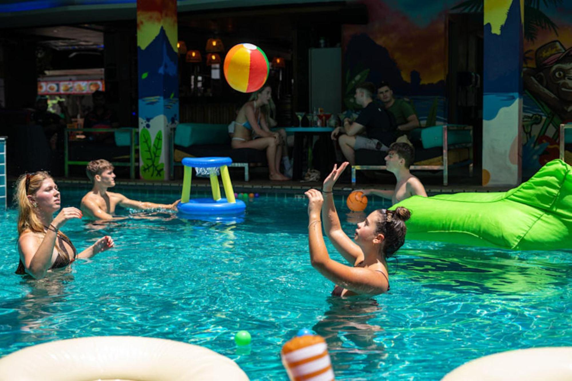 Mad Monkey Phuket Hostel Patong Kültér fotó