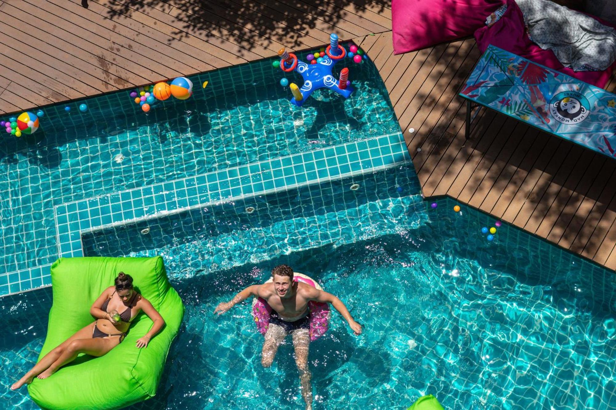 Mad Monkey Phuket Hostel Patong Kültér fotó